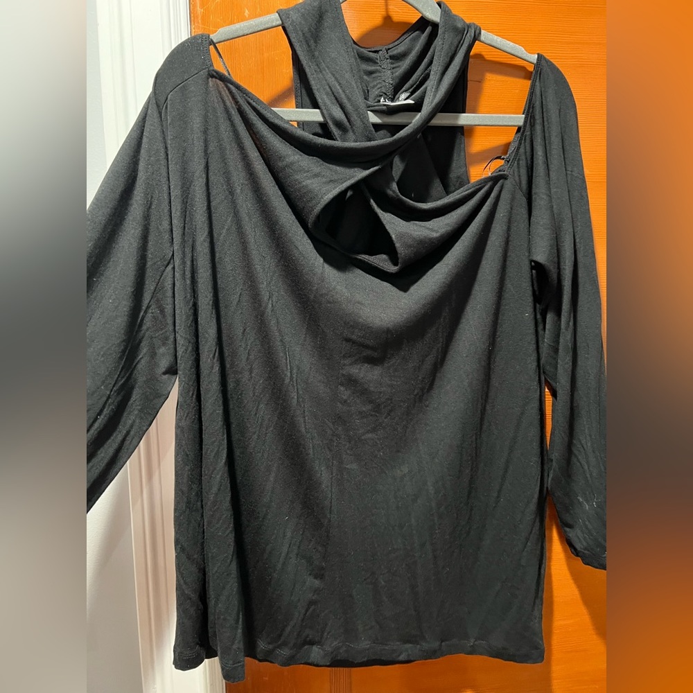 Black Venus 1X Criss-Cross keyhole neck with off the shoulder sleeves!